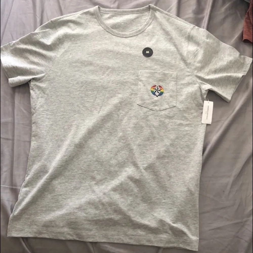 🆕 Banana Republic Pride 🏳️‍🌈 Pocket T-Shirt - Medium